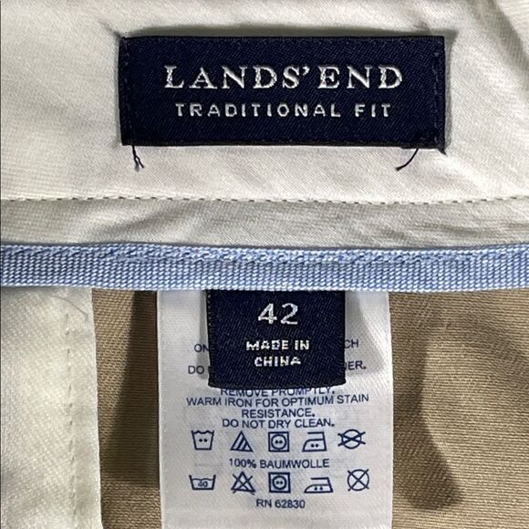 Lands' End mens khaki rugged double pleated expandable 9" chino shorts - size 42 - Picture 4 of 12